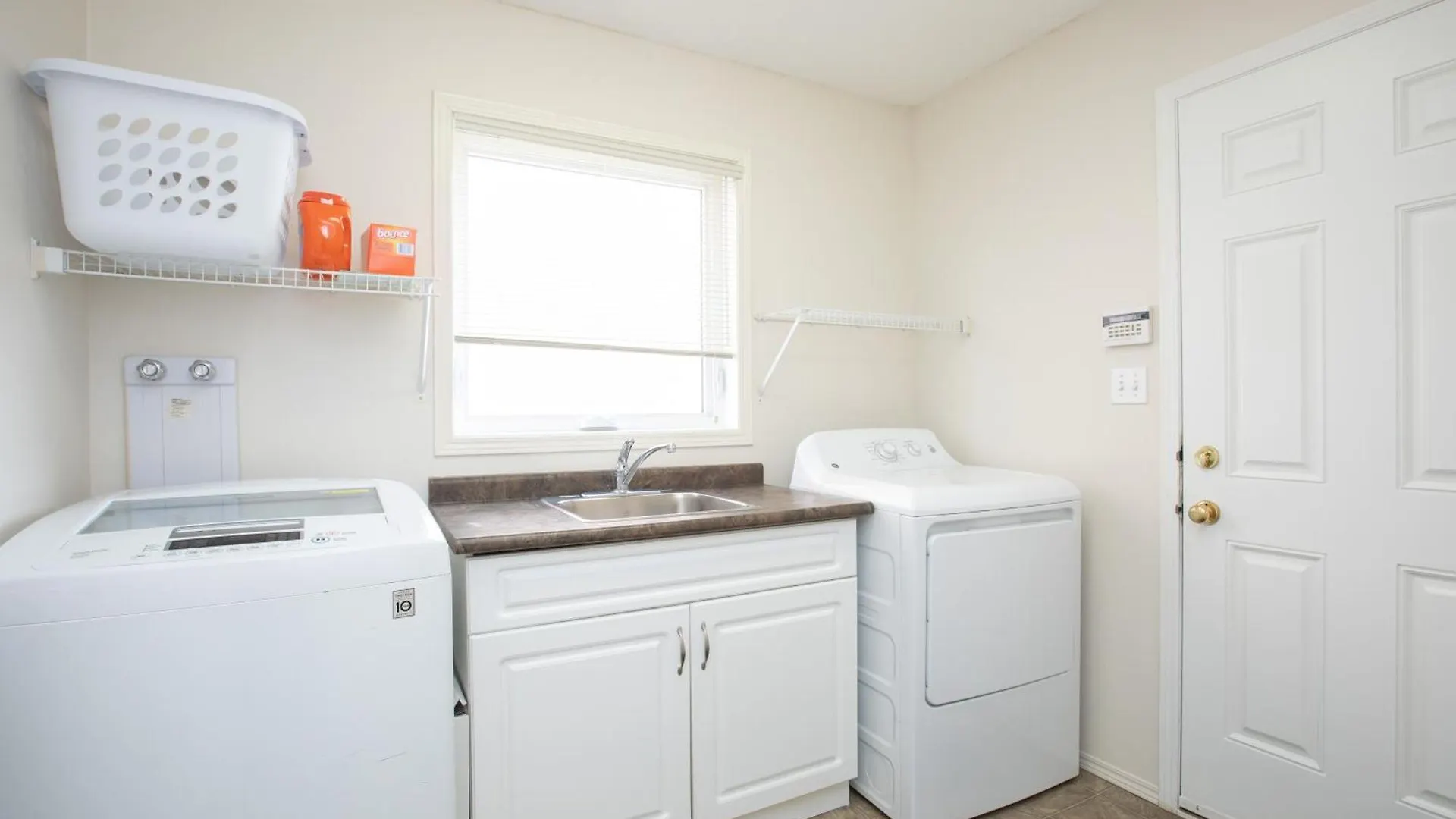 Elegant 6 Bedroom House Near U Of Manitoba Winnipeg 0*,