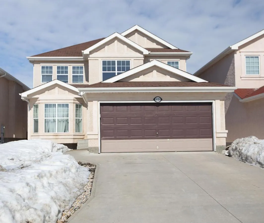 Elegant 6 Bedroom House Near U Of Manitoba Winnipeg