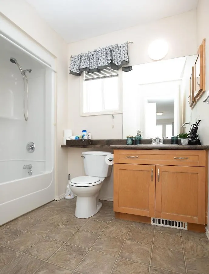 Elegant 6 Bedroom House Near U Of Manitoba Winnipeg Guest house