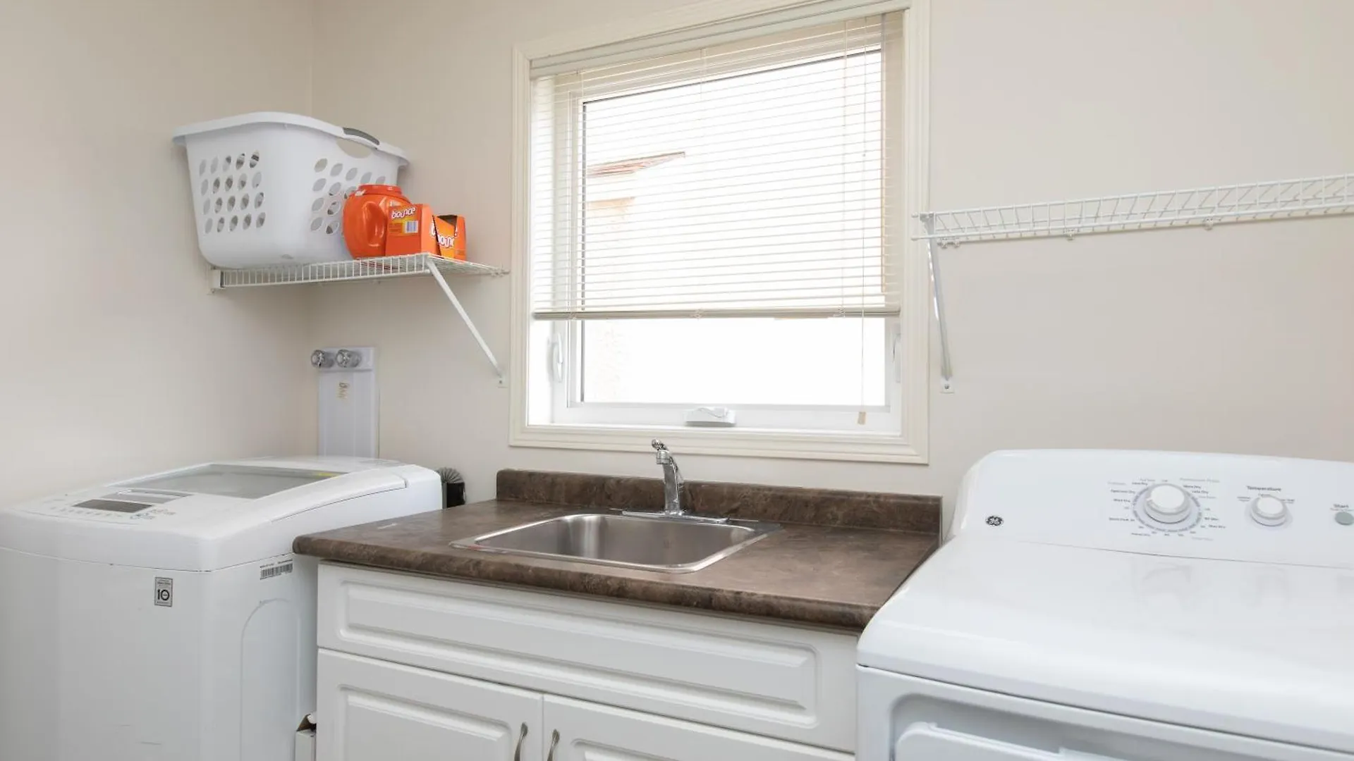 Guest house Elegant 6 Bedroom House Near U Of Manitoba Winnipeg Canada