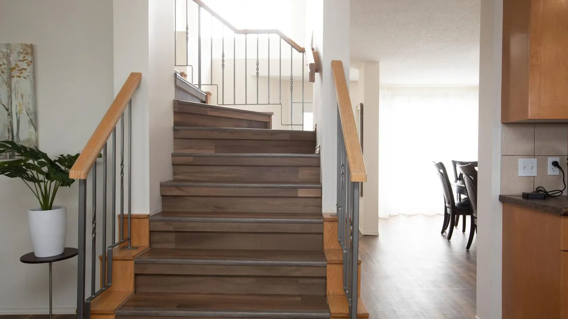Elegant 6 Bedroom House Near U Of Manitoba location